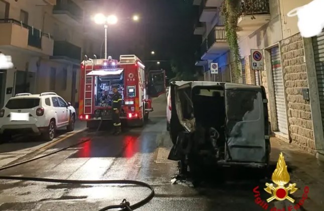 Alghero: Furgone incendiato poco prima dell'alba, indagano i carabinieri