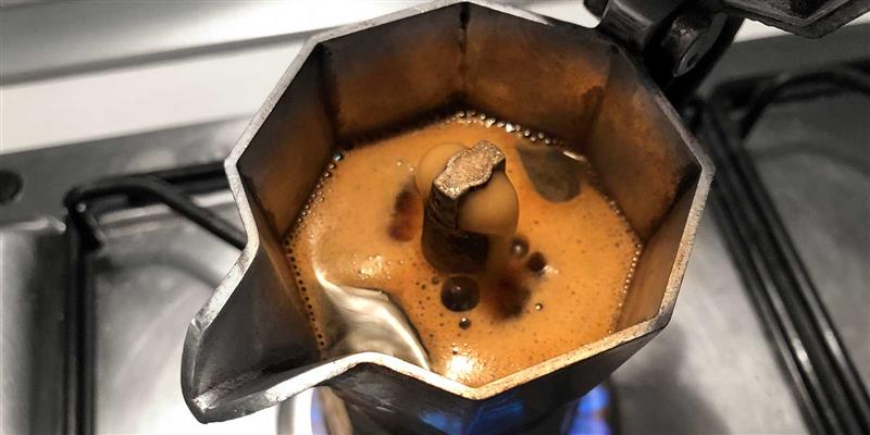 L’amara dolcezza del caffè: un viaggio tra storia, costi e abitudini italiane