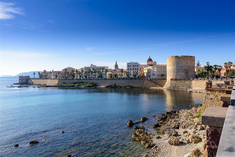 Alghero: posidonia spiaggiata, piscina coperta e Parco di Porto Conte al centro dello scontro politico