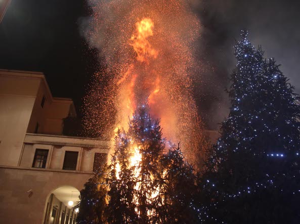 La follia del Capodanno: una lanterna cinese distrugge una casa, 309 feriti in Italia