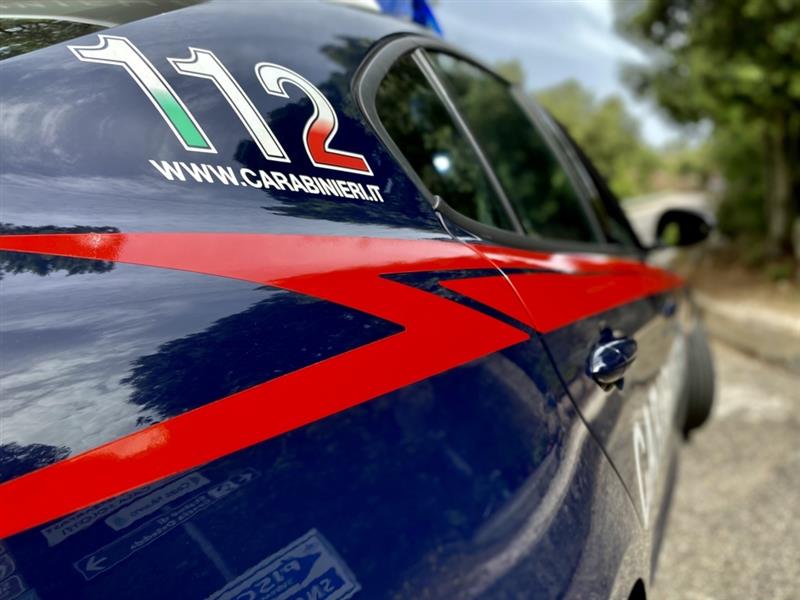 Iglesias: incendia l'auto del fratello e affronta i carabinieri con un piccone