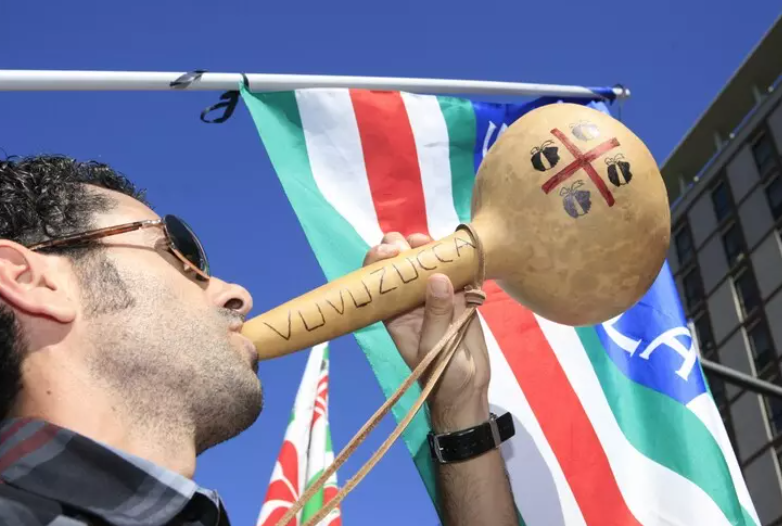 Cagliari: docenti precari in piazza Garibaldi, "vogliamo cattedre, non illusioni"