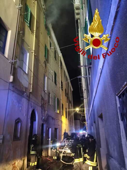 Alghero, incendio in centro storico: palazzina evacuata, mansarda crollata e un uomo salvato dai vigili del fuoco