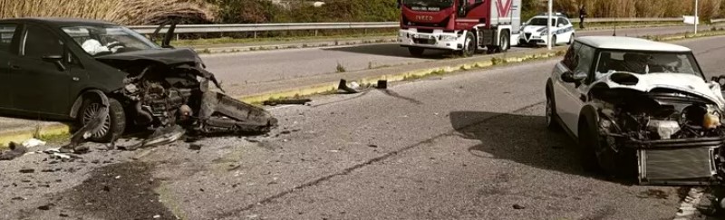 Sassari: scontro frontale in viale Papa Giovanni Paolo II, un ferito grave