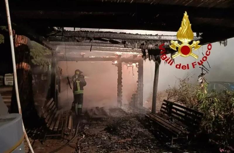 Notte di terrore ad Arzachena: Distrutta da un incendio la reception di un campeggio
