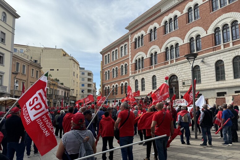 Cagliari, il grido dei pensionati: "Non vogliamo elemosine, vogliamo dignità"