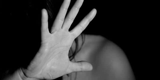 Sassari, anni di violenza e l’ultima lite finita nel sangue: ferisce il compagno con un coltello