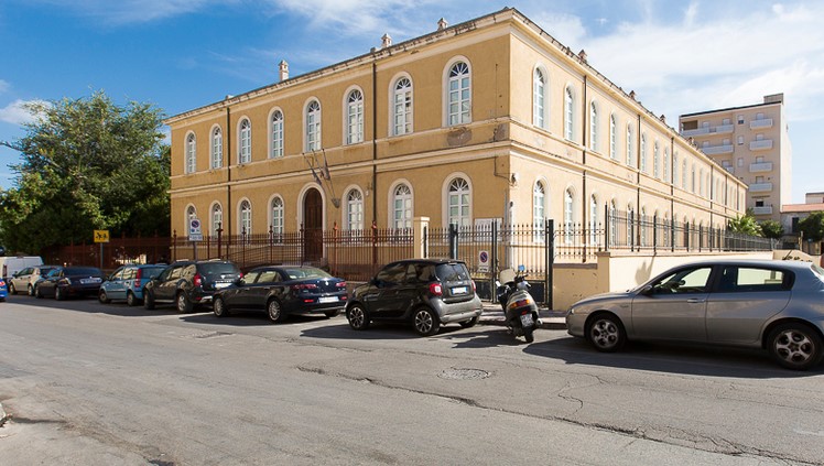 Alghero, caos all'uscita di scuola: multe e intransigenza della polizia locale in via Cagliari