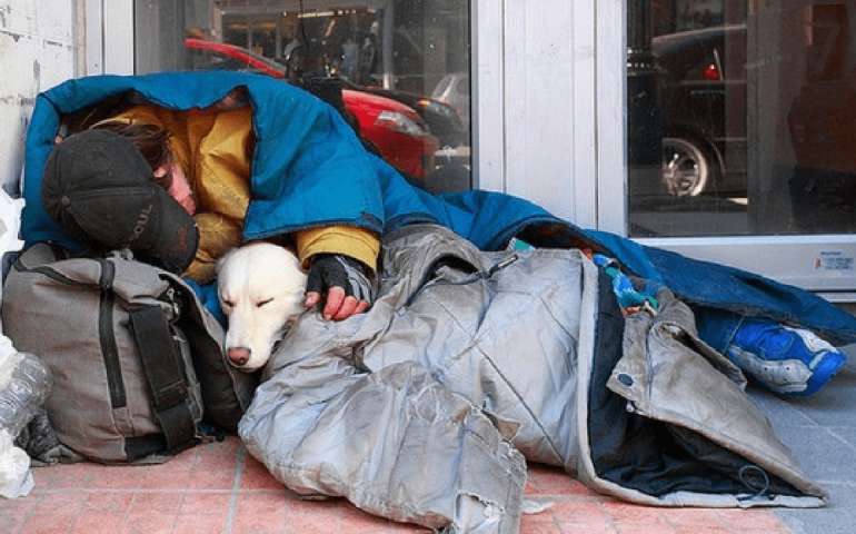 Cagliari: una notte tra assistenza e ordine, i senzatetto sotto lo sguardo delle divise