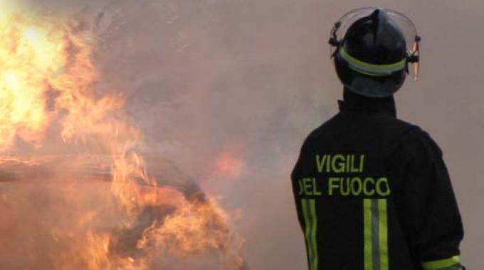 Un'ambulanza in fiamme a Tissi: l'ombra dell'intimidazione in una terra che brucia