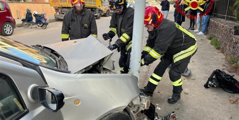 Alghero, incidente in via Carrabuffas: donna finisce contro un palo, trasportata in ospedale