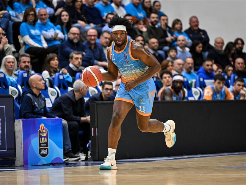 Dinamo Sassari sconfitta dall’Olimpia Milano 72-78: battaglia al PalaSerradimigni, ma il finale premia i lombardi