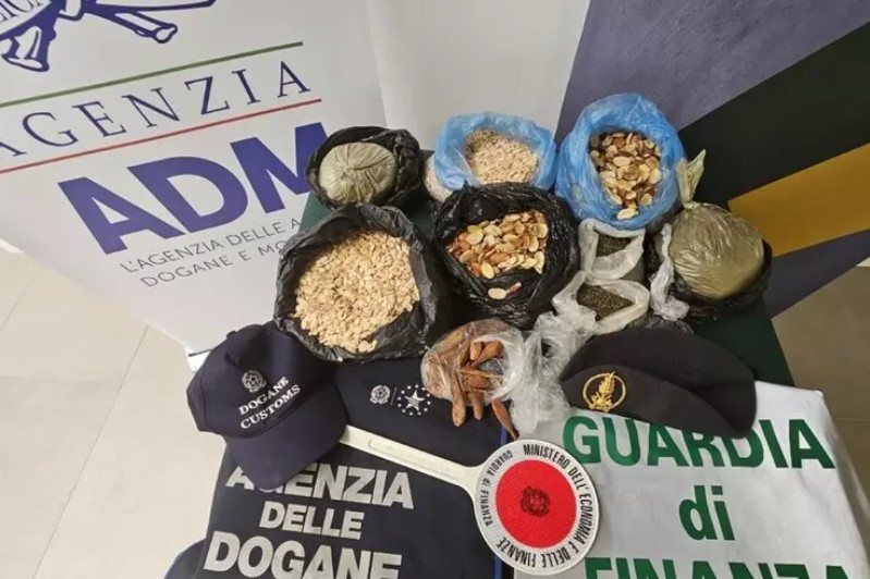 Alghero: sequestrati 8 kg di semi non certificati in aeroporto