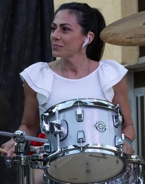 Sara Sarritzu, la prima donna batterista sarda in una big band