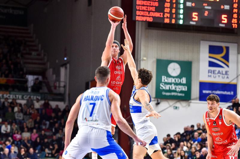 Dinamo Sassari, vittoria al cardiopalma contro Pistoia: 77-75 al PalaSerradimigni