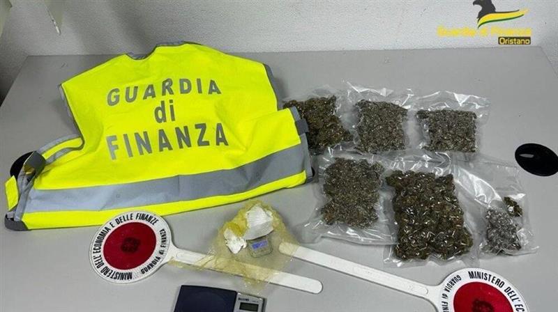 Oristano, fermato con droga sul bus: arrestato 32enne di Arborea