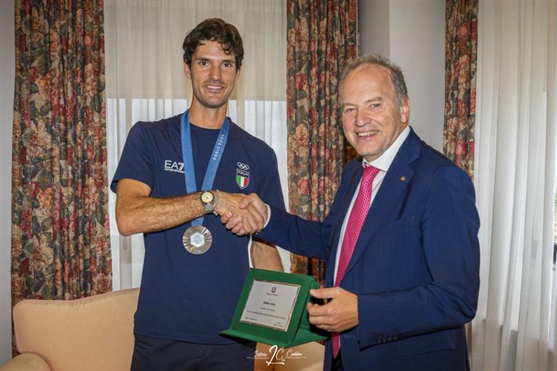 Citius, altius, fortius - communiter  “Più veloce, più in alto, più forte - insieme”  L’olimpionico Stefano Oppo dal prefetto Angieri.