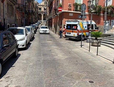 Cagliari, paura nel cuore della città: aggredite e molestate in centro, caccia aperta agli aggressori