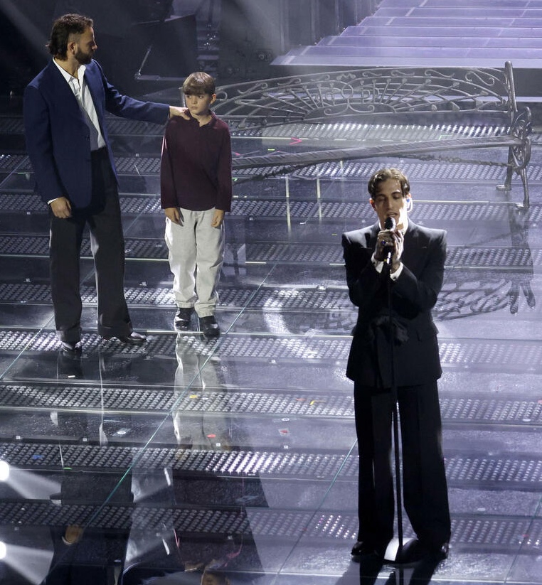 Sanremo 2025: tra musica, sorprese, spot pubblicitari e look che sfidano la logica