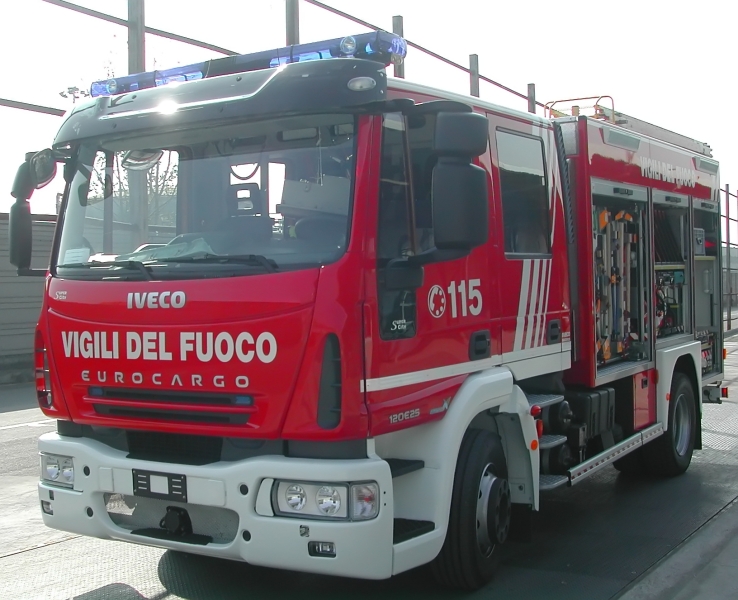 Incendio nella notte nel centro storico di Cagliari: fiamme in una palazzina di via San Giacomo