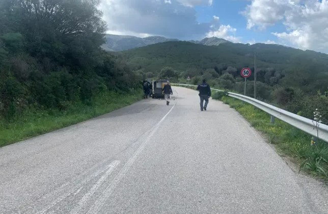 Assalto al portavalori tra Posada e Torpè: spari, auto in fiamme e banditi in fuga