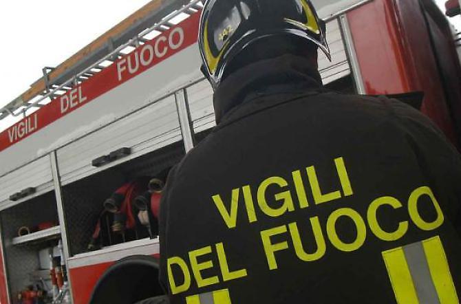 Sassari: Vandali incendiano il furgone di un 80enne, distrutti i suoi beni