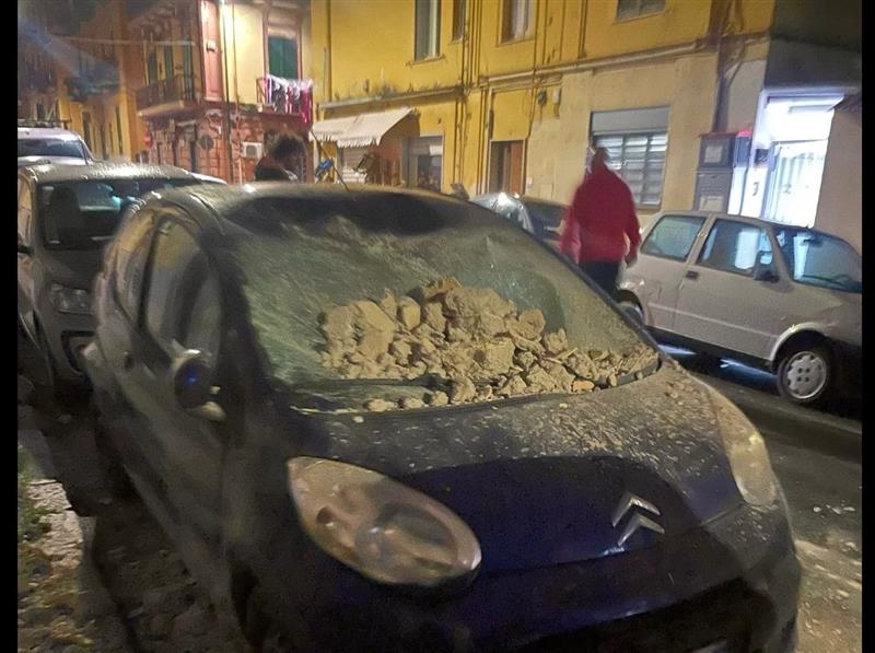 Scossa di terremoto a Napoli, paura nella notte: magnitudo 4.4 con epicentro al largo di Pozzuoli