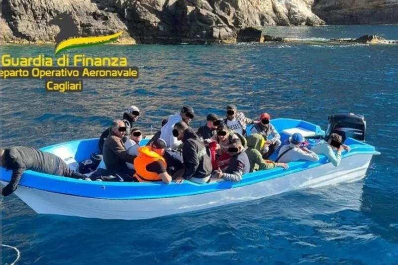 Capo Teulada: Barca di migranti si incaglia - un altro segnale del caos migratorio