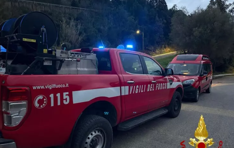 Incendio in un appartamento a Sassari: coppia in salvo, muore il cane