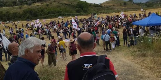 Sardegna in rivolta: "Non vendiamo la nostra terra ai signori del vento"