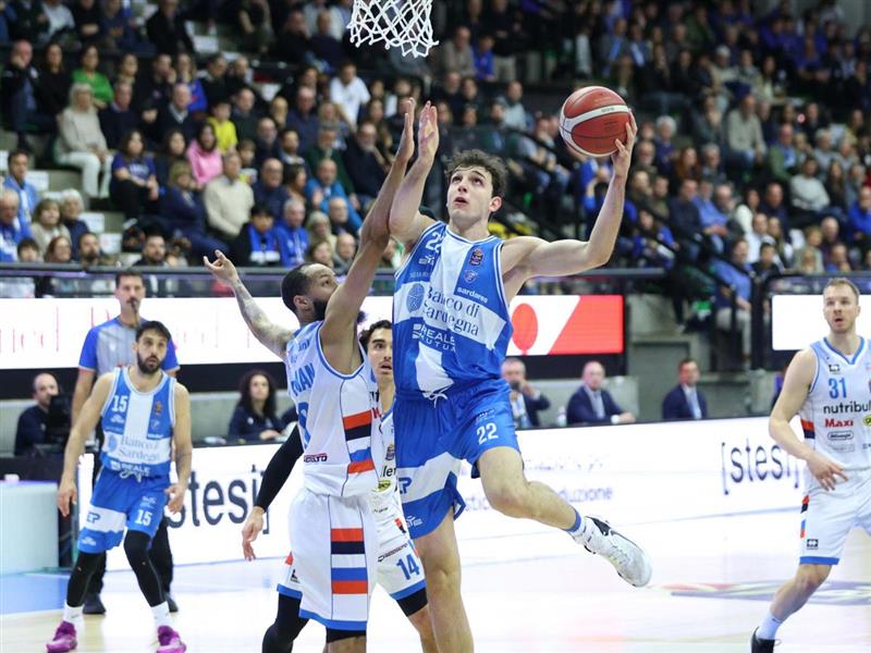 Dinamo Sassari, vittoria sofferta ma fondamentale a Treviso: 76-70 e salvezza più vicina