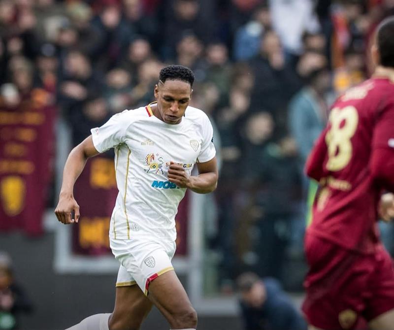 Cagliari sconfitto all’Olimpico: reazione tardiva, Roma vince 1-0