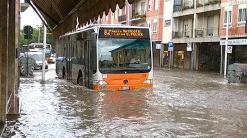 Violento nubifragio su Cagliari: l'acqua riempie le strade. Nessun ferito, ma traffico in tilt per ore.