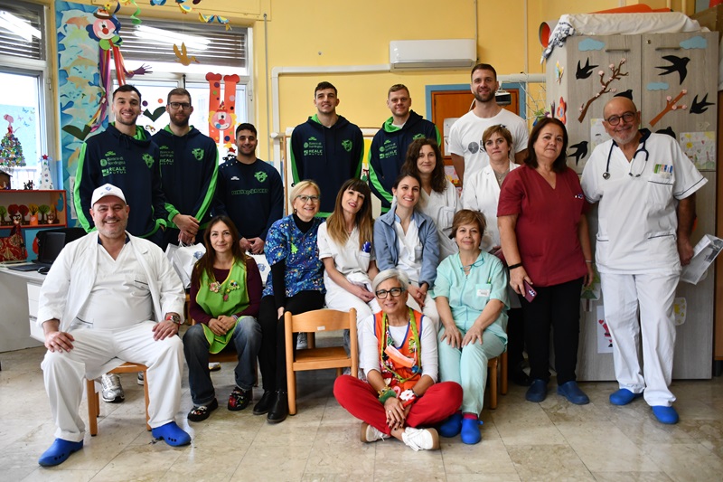 La magia del Natale entra in Pediatria con la visita della Dinamo Sassari