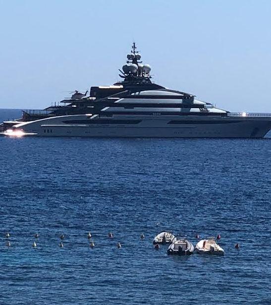 Lo sberleffo dello sceicco: Il mega yacht che umilia Cala Gonone