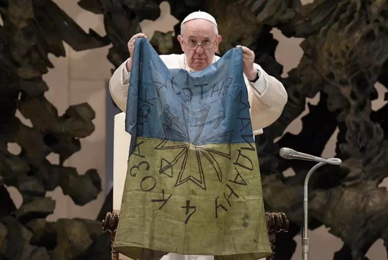 Papa Francesco e le lacrime dell’Ucraina: Dio chiederà il conto, ma agli uomini basterà?