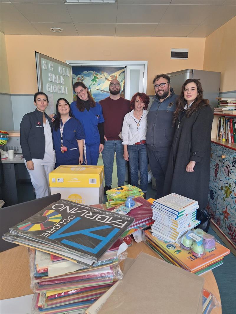 Universitari, consegnano materiale per la scuola del reparto di neuropsichiatria infantile di Sassari.