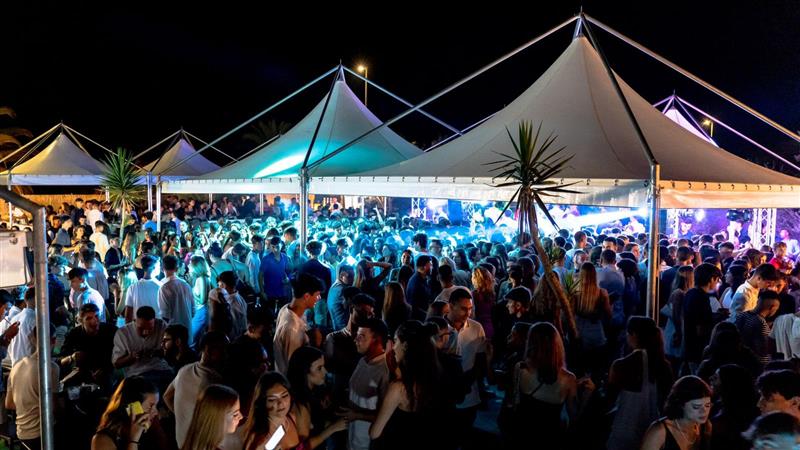 Una notte da ricordare al Summer Beach Village: La festa degli antichi ad Alghero