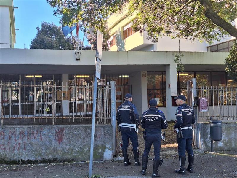 Raid incendiario alla scuola di via Cedrino: istituto chiuso anche domani per sicurezza