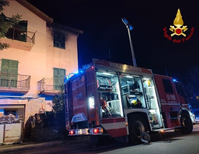 Fiamme in casa nella notte a Bosa: salvati madre e figlio dai vigili del fuoco