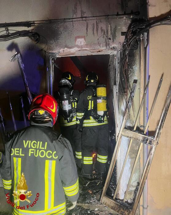 Incendio in una palazzina a Giave: un ferito