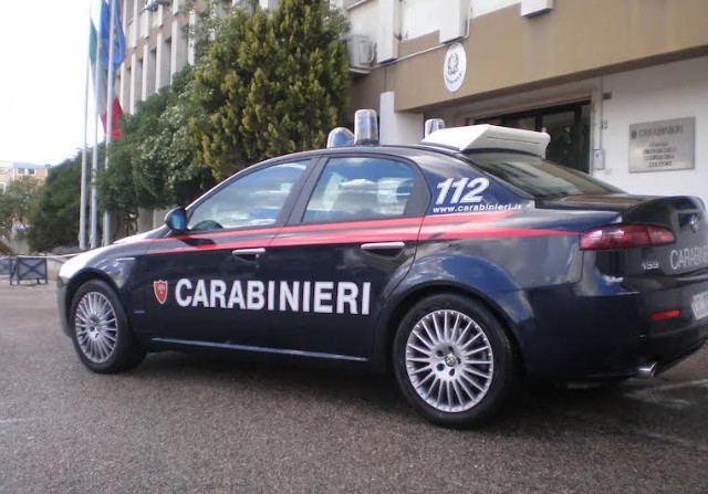 Minaccia tre giovani con un coltello a Sassari: uomo arrestato dopo un inseguimento