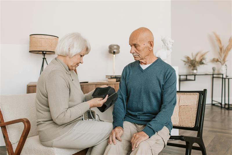 Caregiver familiari sardi penalizzati: una legge ancora senza applicazione