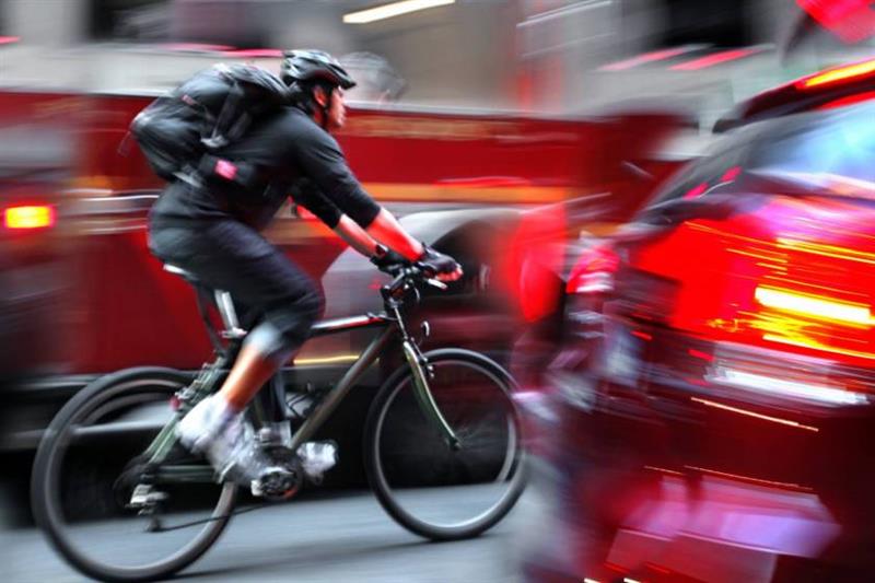 Nuovo codice della strada: stretta sui ciclisti, smartphone e animali al bando