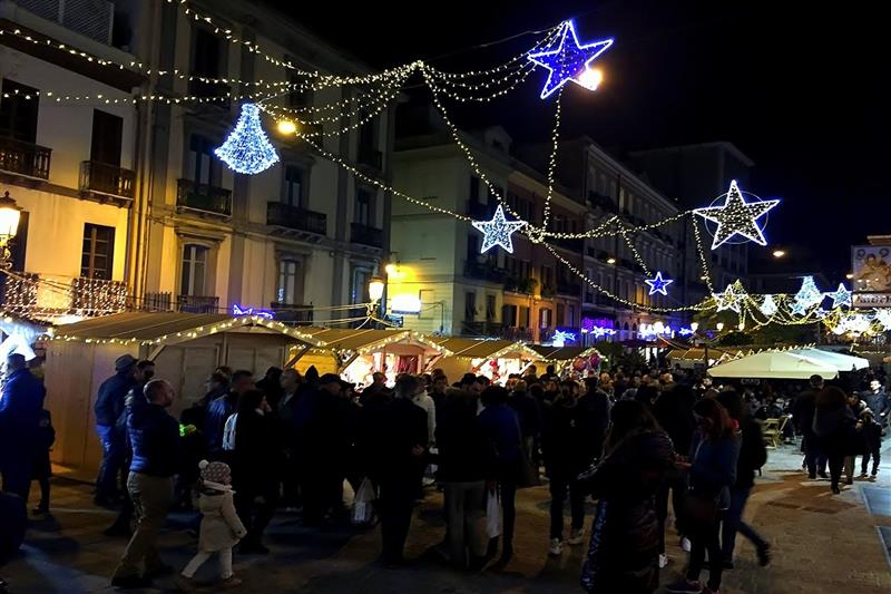 Per le feste Cagliari si accende di luci - Oltre 10 chilometri di strade illuminate con 2,5 milioni di led