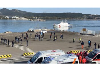 A Cagliari un senzatetto muore di solitudine mentre 40 migranti sbarcano a Olbia: un’isola alla deriva