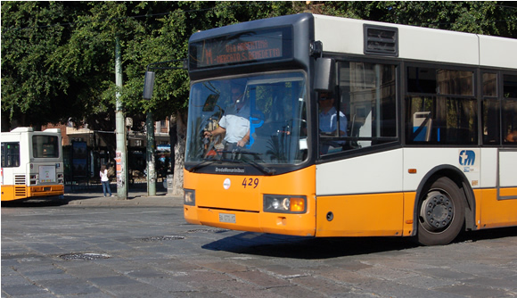 Aggressione sul Bus a Monserrato: una giovane madre colpita alla testa e presa a calci