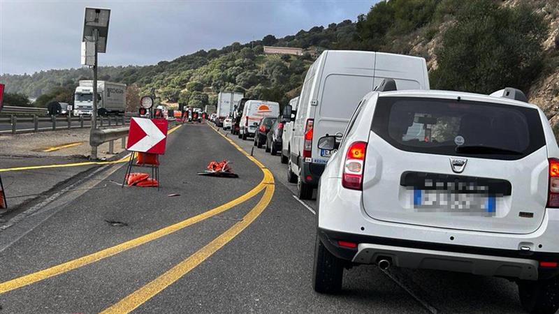 Nuoro, auto fuori strada a causa di una buca: disagi a Prato Sardo