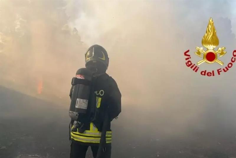 Incendio a Nuoro: Paura tra i residenti delle palazzine di via Cicerone