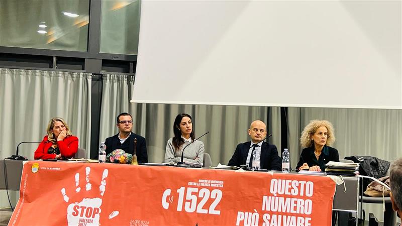 Alghero si mobilita contro la violenza sulle donne: ordine del giorno approvato all’unanimità